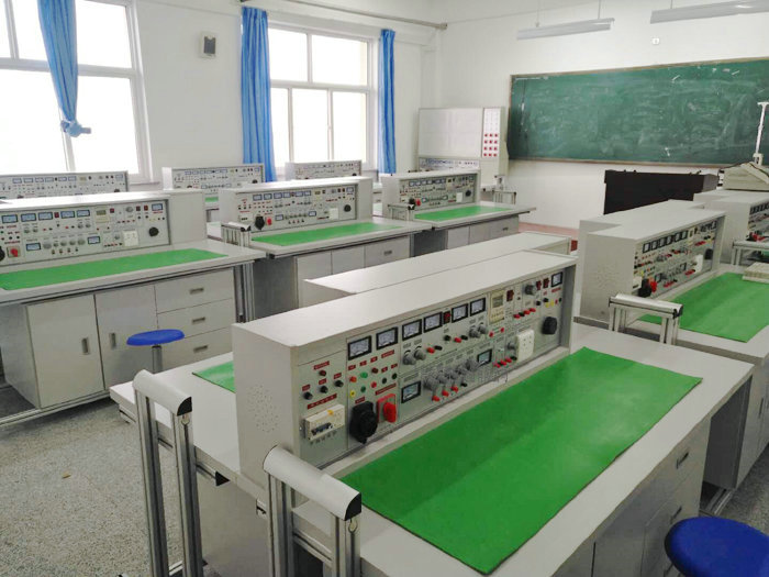 這一款是上海振霖教學(xué)設(shè)備公司生產(chǎn)的ZLCB-804型電工電子實(shí)驗(yàn)臺(tái)整體教室圖。